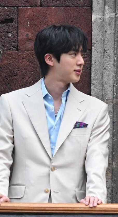 Foto aktivitas terbaru Jin (BTS)