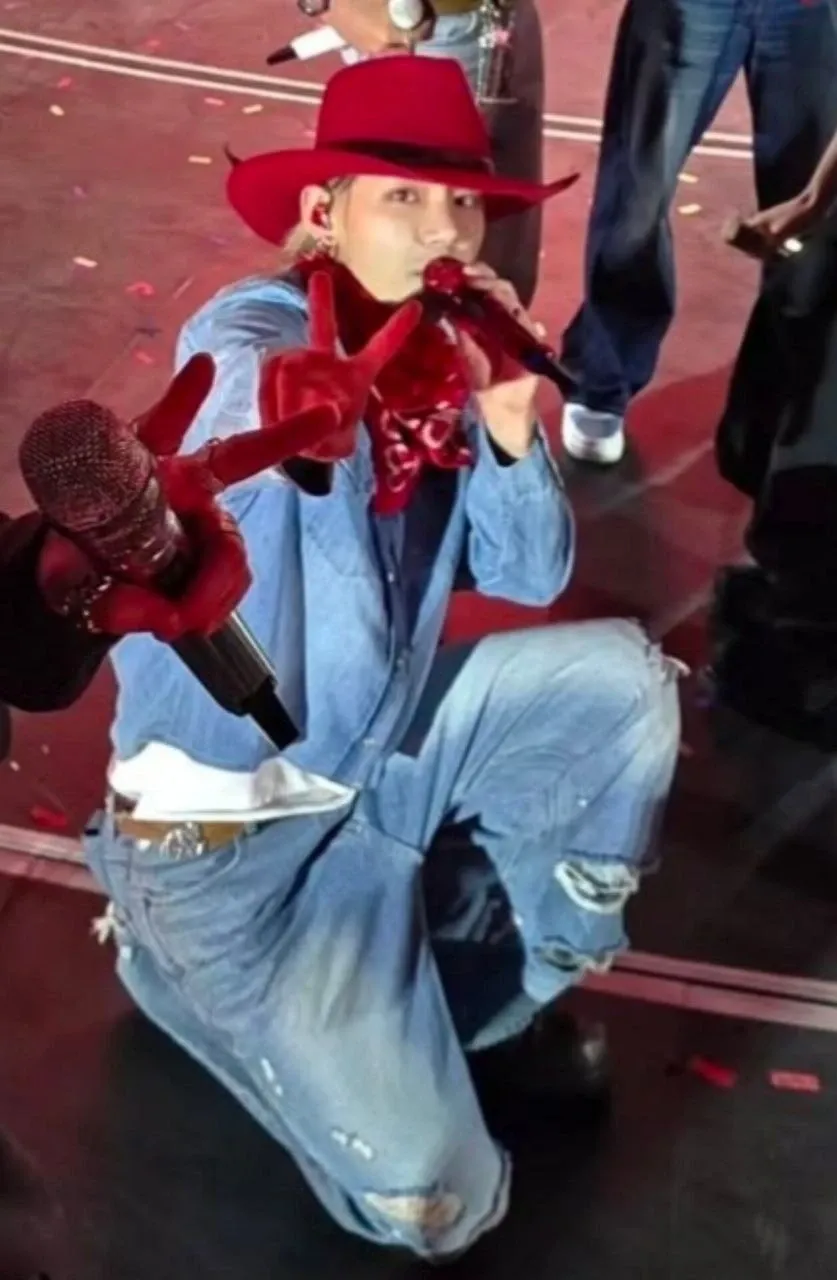 뷔 (방탄소년단)의 최신 사진