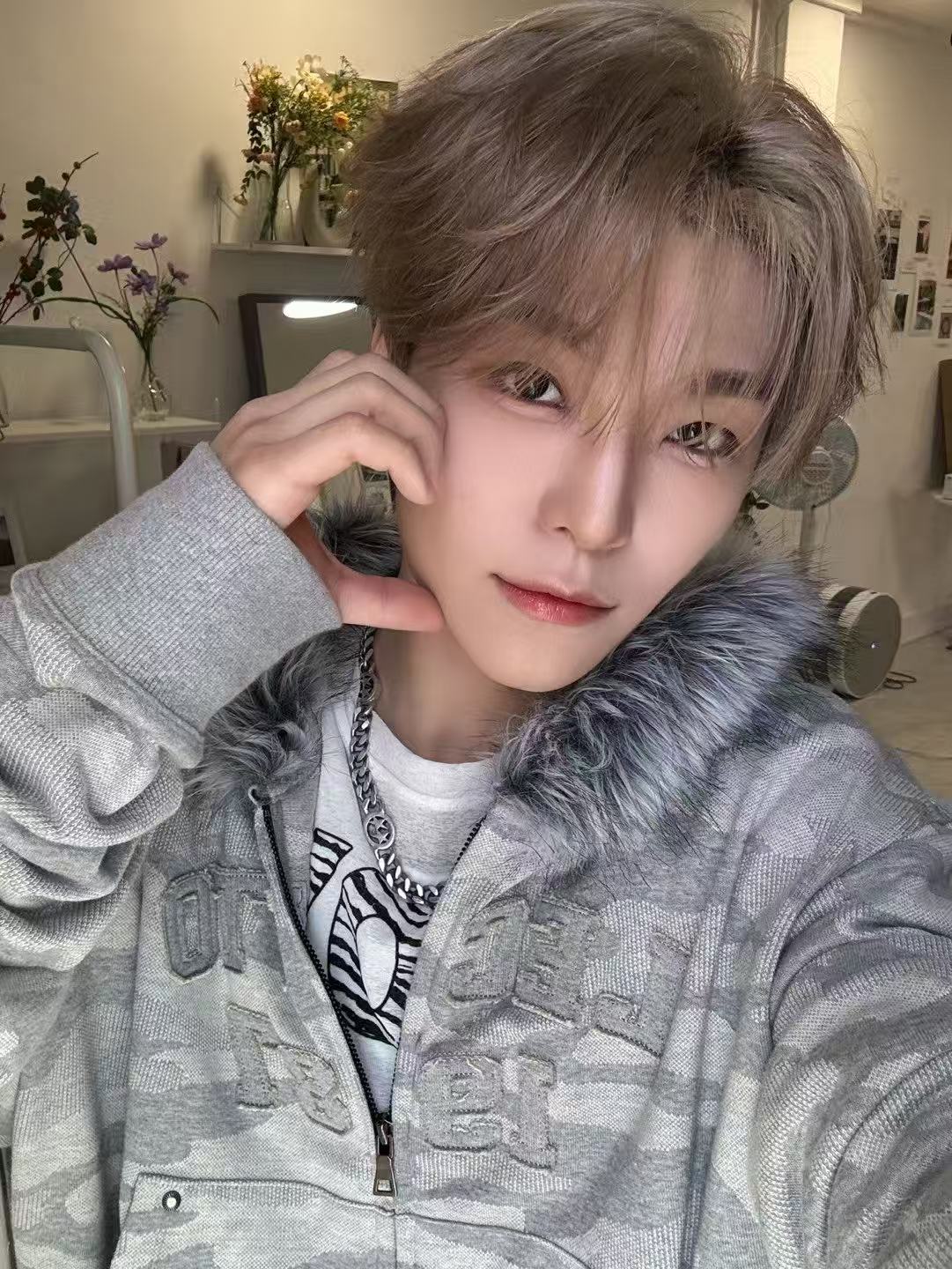 A moment captured by He Xinlong (ALPHA DRIVE ONE)'s fan