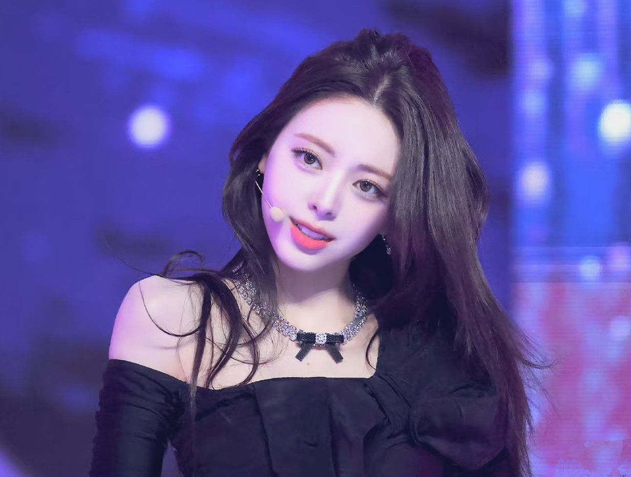 Recent activity shot of Yuna (ITZY)