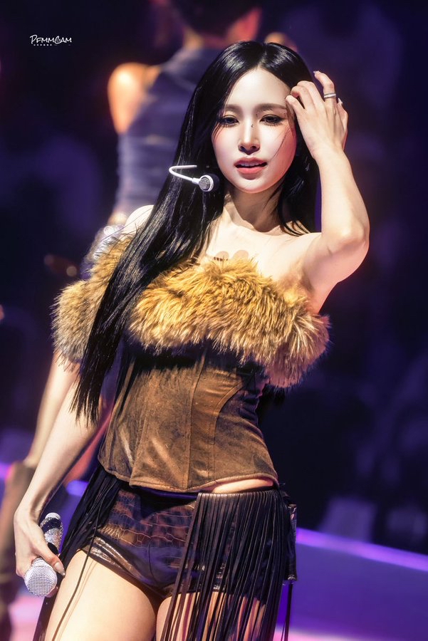 Behind-the-scenes cut of Mina (TWICE)