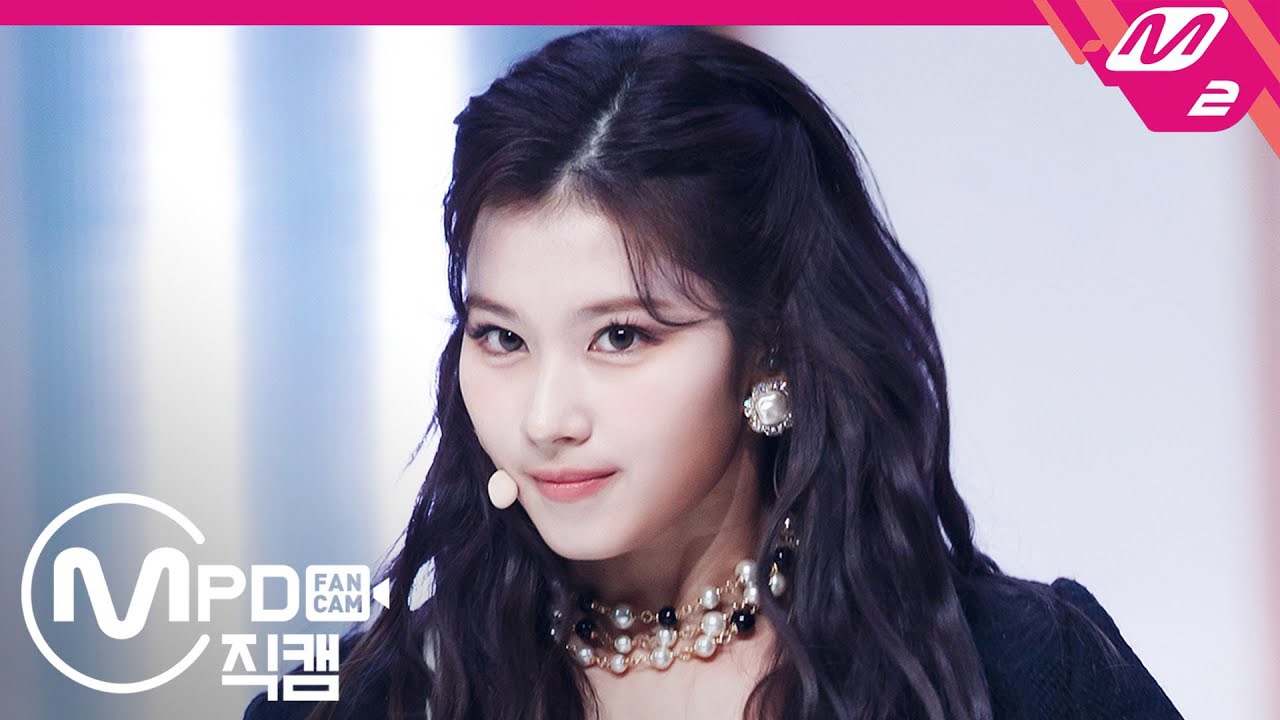 Momen yang diabadikan oleh penggemar Sana (TWICE)