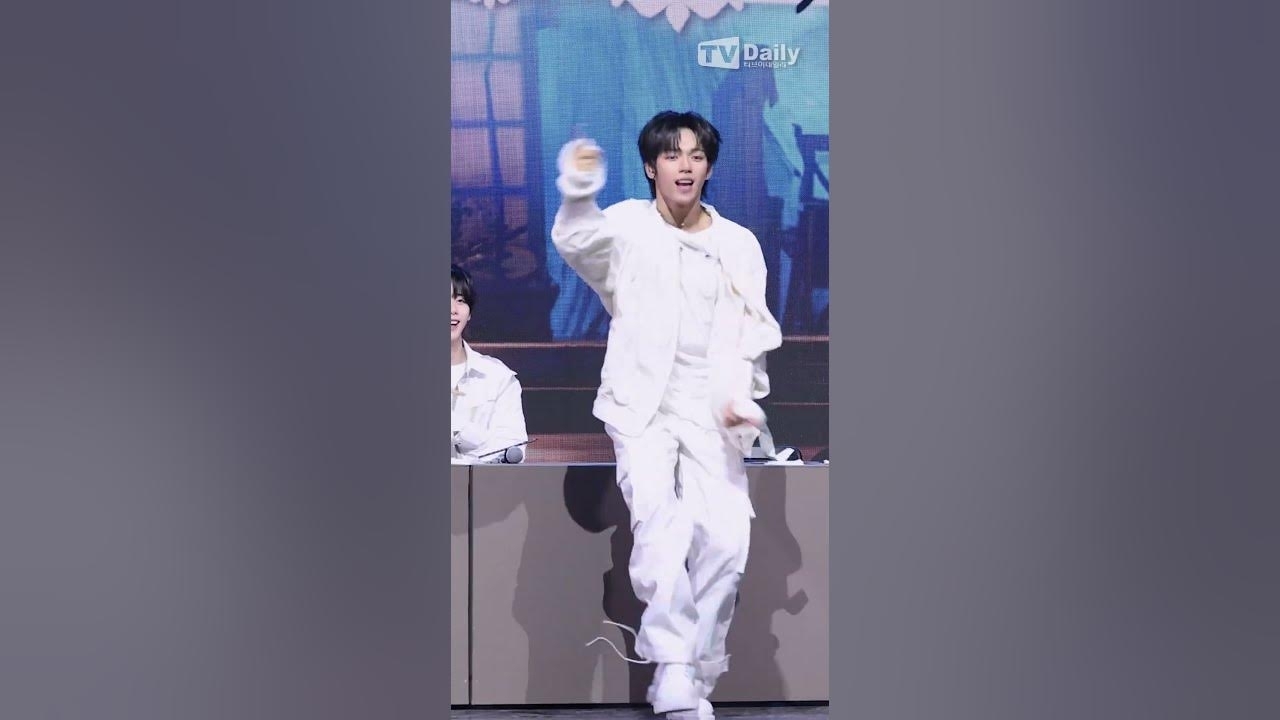 A moment captured by JL (AHOF)'s fan