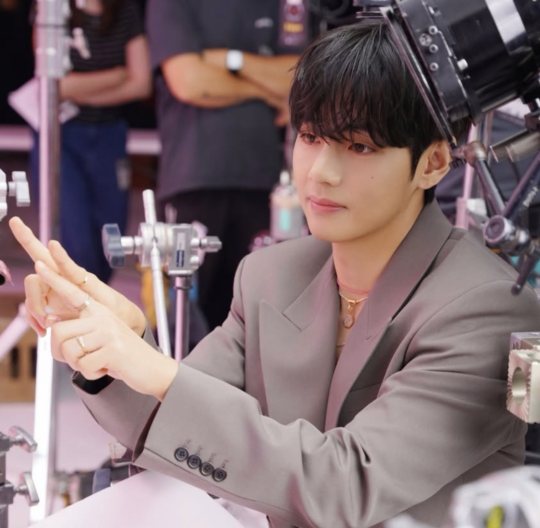 뷔 (방탄소년단)의 최신 사진