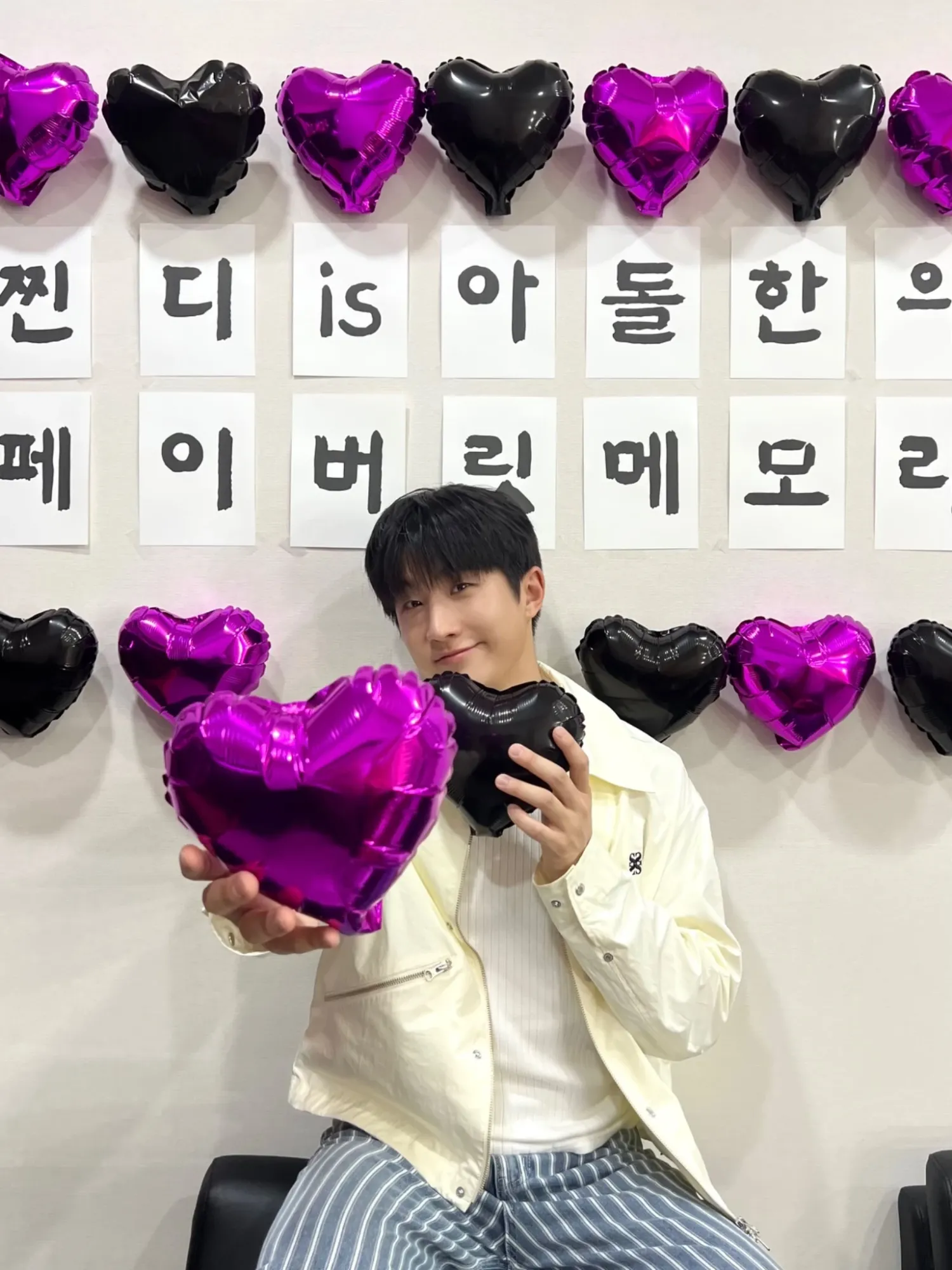A moment captured by MJ (ASTRO)'s fan