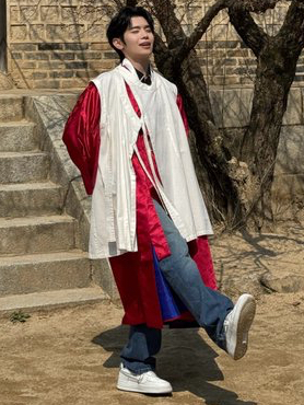 Recent activity shot of Kim Taerae (ZEROBASEONE)