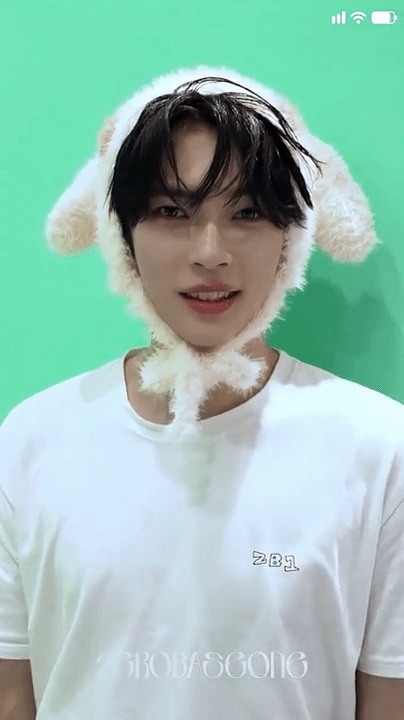 Behind-the-scenes cut of Sung Hanbin (ZEROBASEONE)