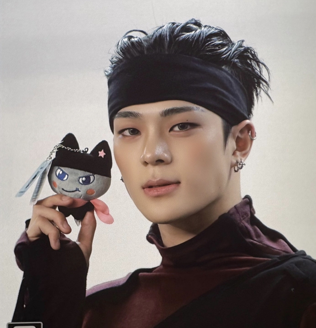 Latest photo of Kim Junmin (WHIB)