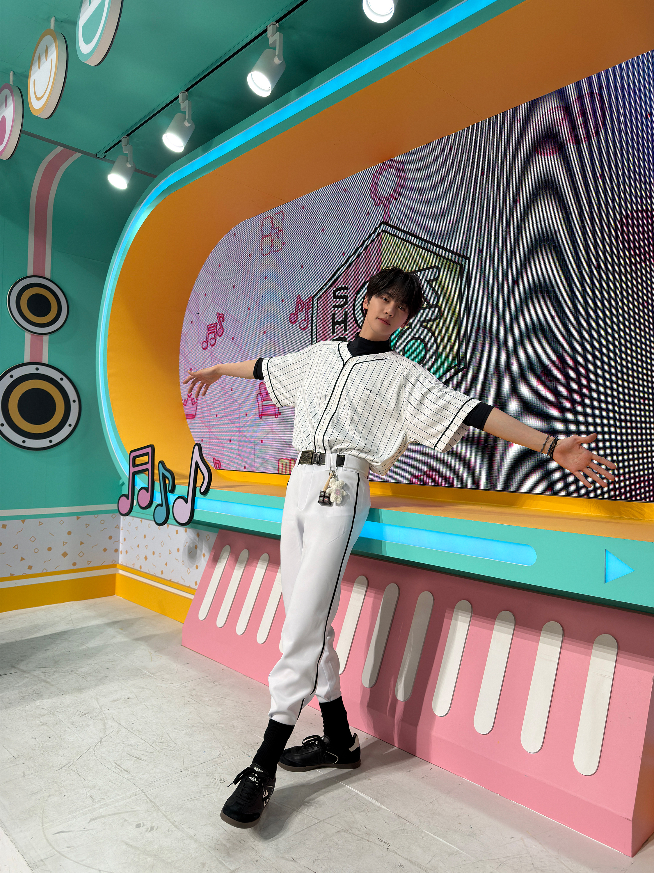 Behind-the-scenes cut of Kim Gyuvin