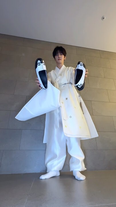 A moment captured by Kim Gyuvin (ZEROBASEONE)'s fan