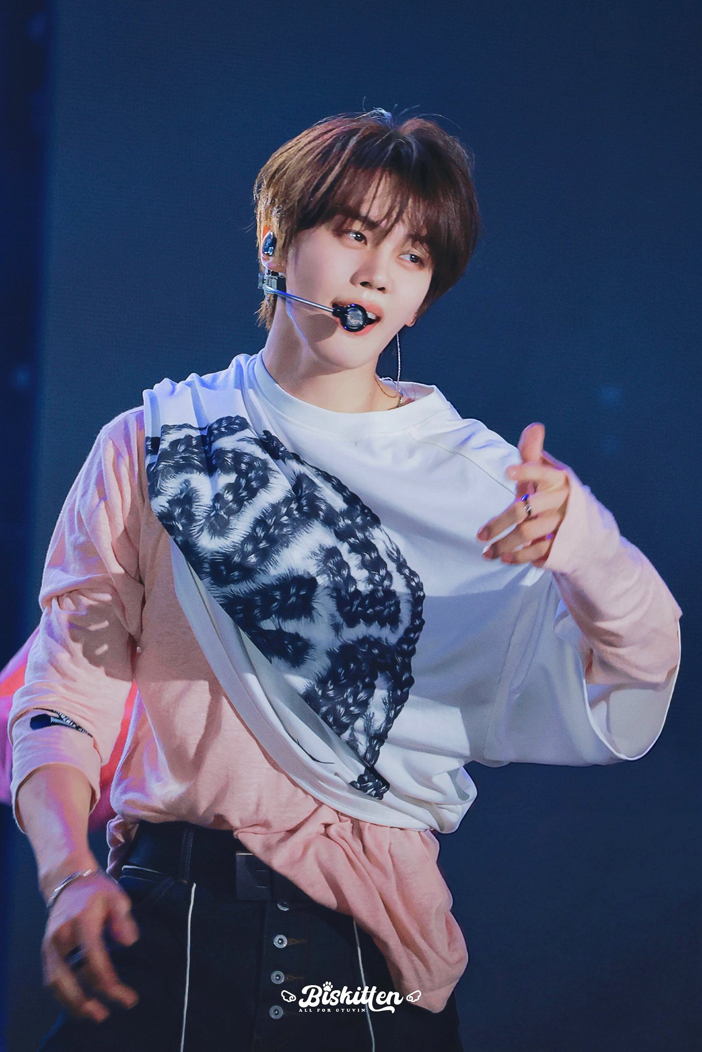 A moment captured by Kim Gyuvin (AND2BLE)'s fan