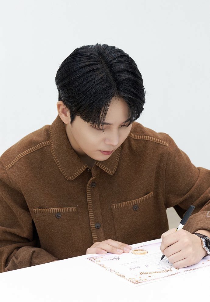 鍾浩 (ATEEZ)粉丝拍下的瞬间