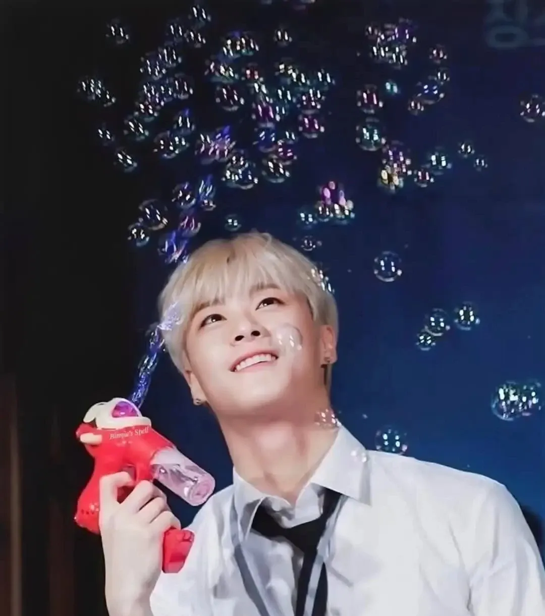 Behind-the-scenes cut of Moonbin (ASTRO)