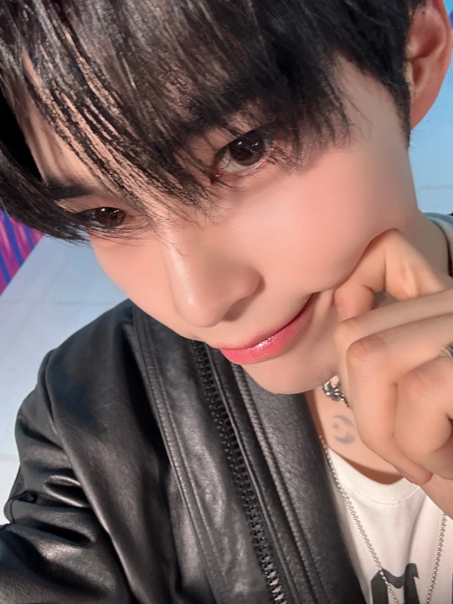 Foto terbaru Sung Hanbin (ZEROBASEONE)