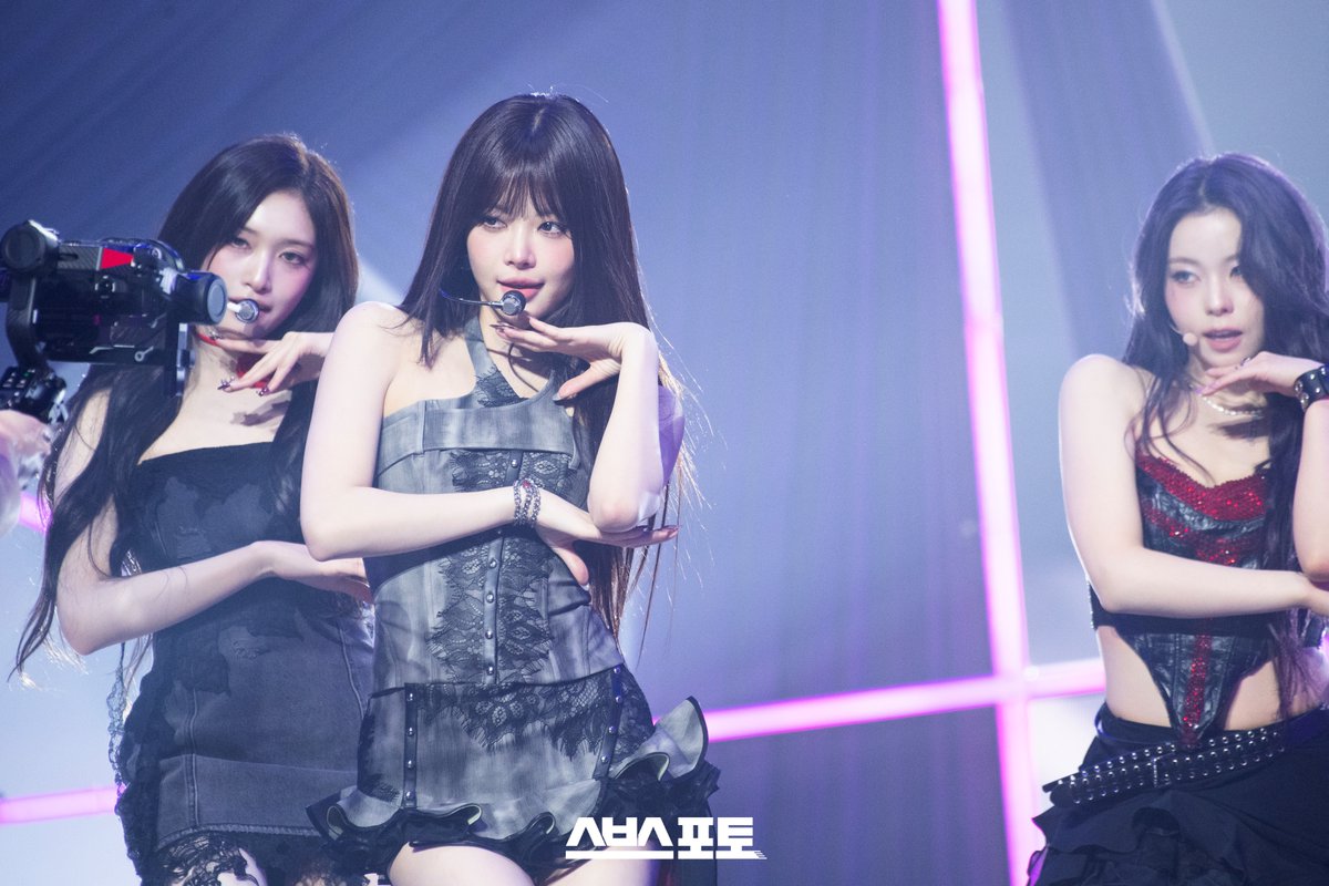 Behind-the-scenes cut of IVE