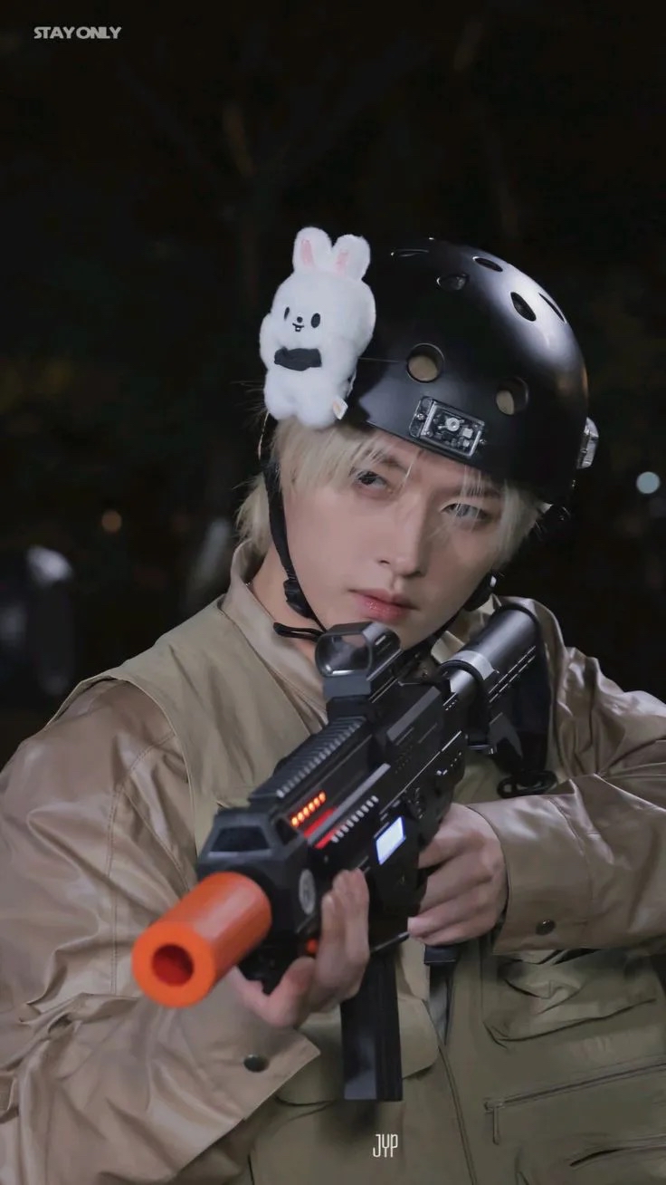 Today's most popular wallpaper in the Lee Know (Stray Kids) community