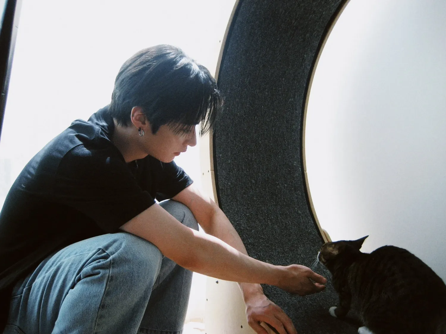 Behind-the-scenes cut of Lee Know (Stray Kids)