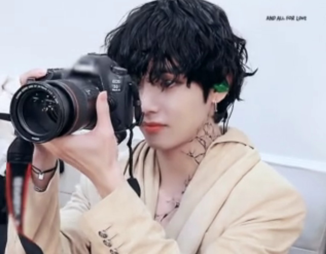 V (BTS)の舞台裏ショット