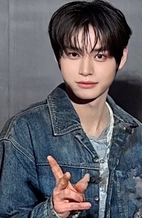 Recent activity shot of Kim Jiwoong (ZEROBASEONE)