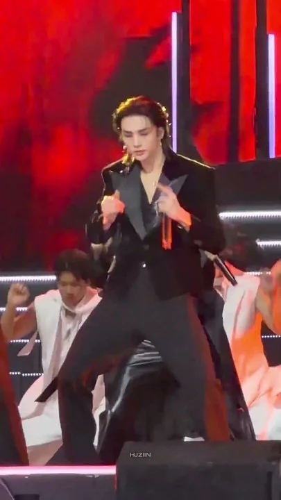 Must-see popular post of 현진 (Stray Kids), your favorite