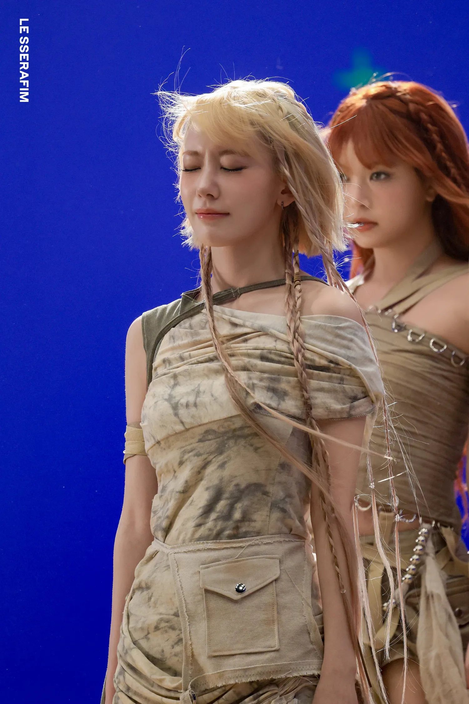 Behind-the-scenes cut of Sakura (LE SSERAFIM)