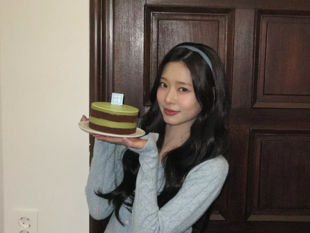 Behind-the-scenes cut of Kim Minju