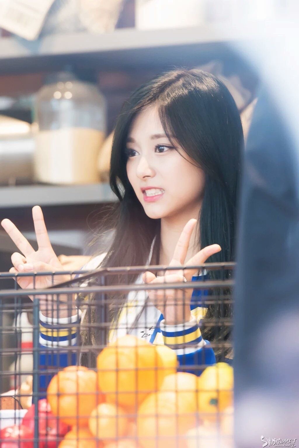 Momen yang diabadikan oleh penggemar Tzuyu (TWICE)