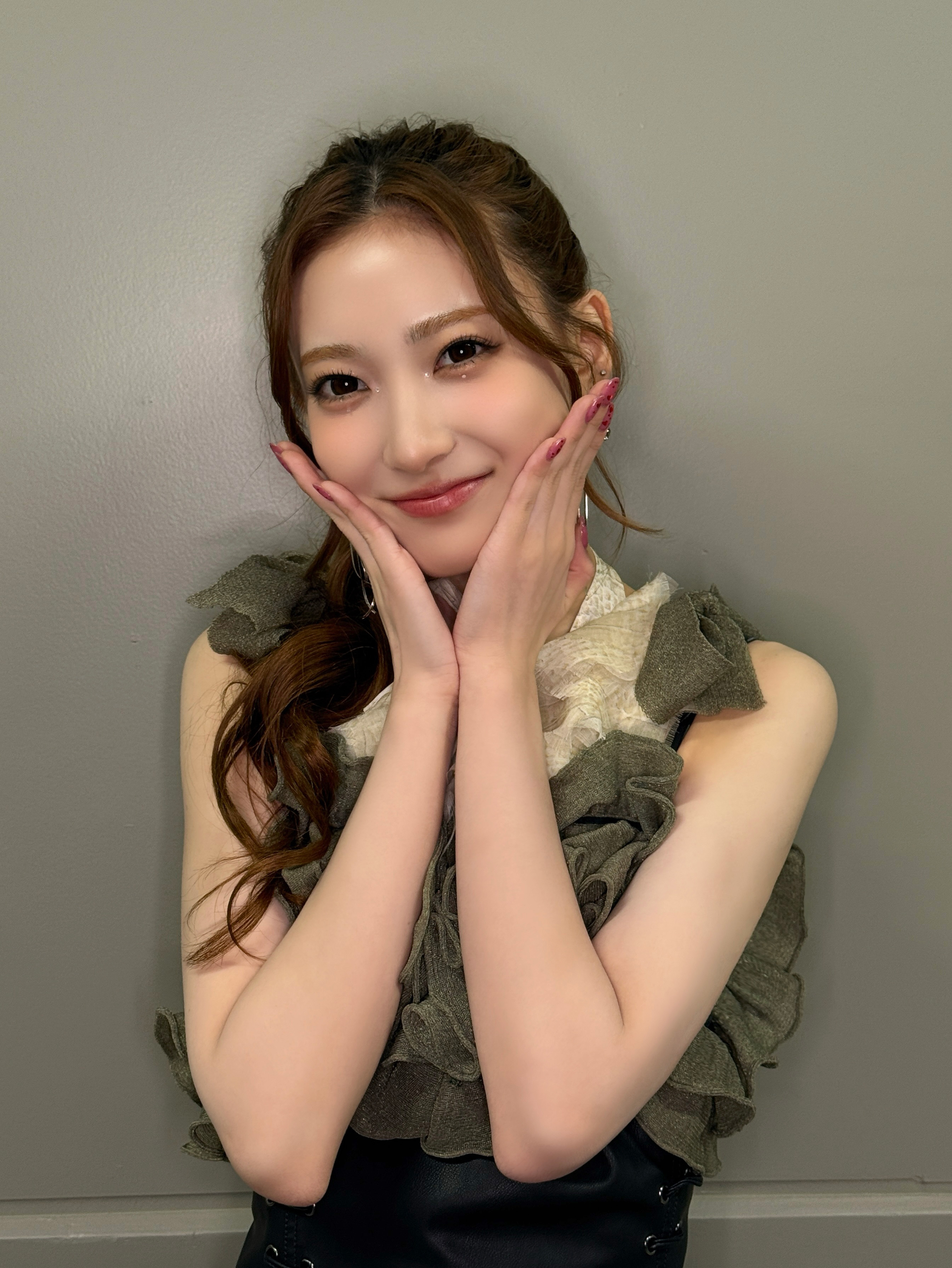 Behind-the-scenes cut of Aita Rin (IS:SUE)