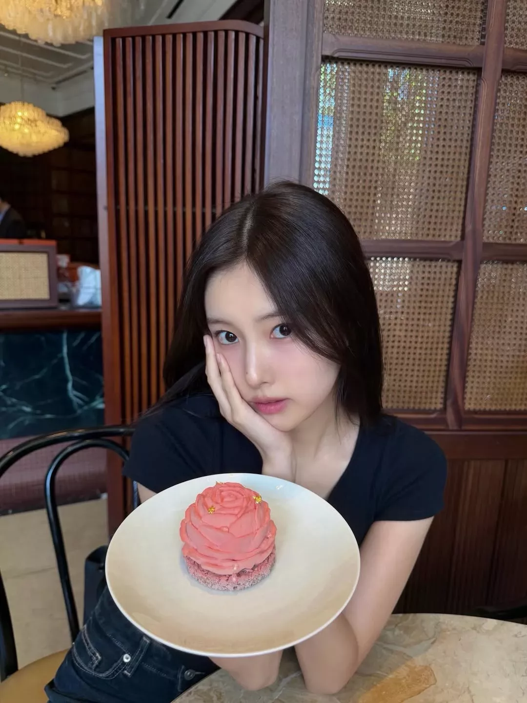 Behind-the-scenes cut of Kang Hyewon