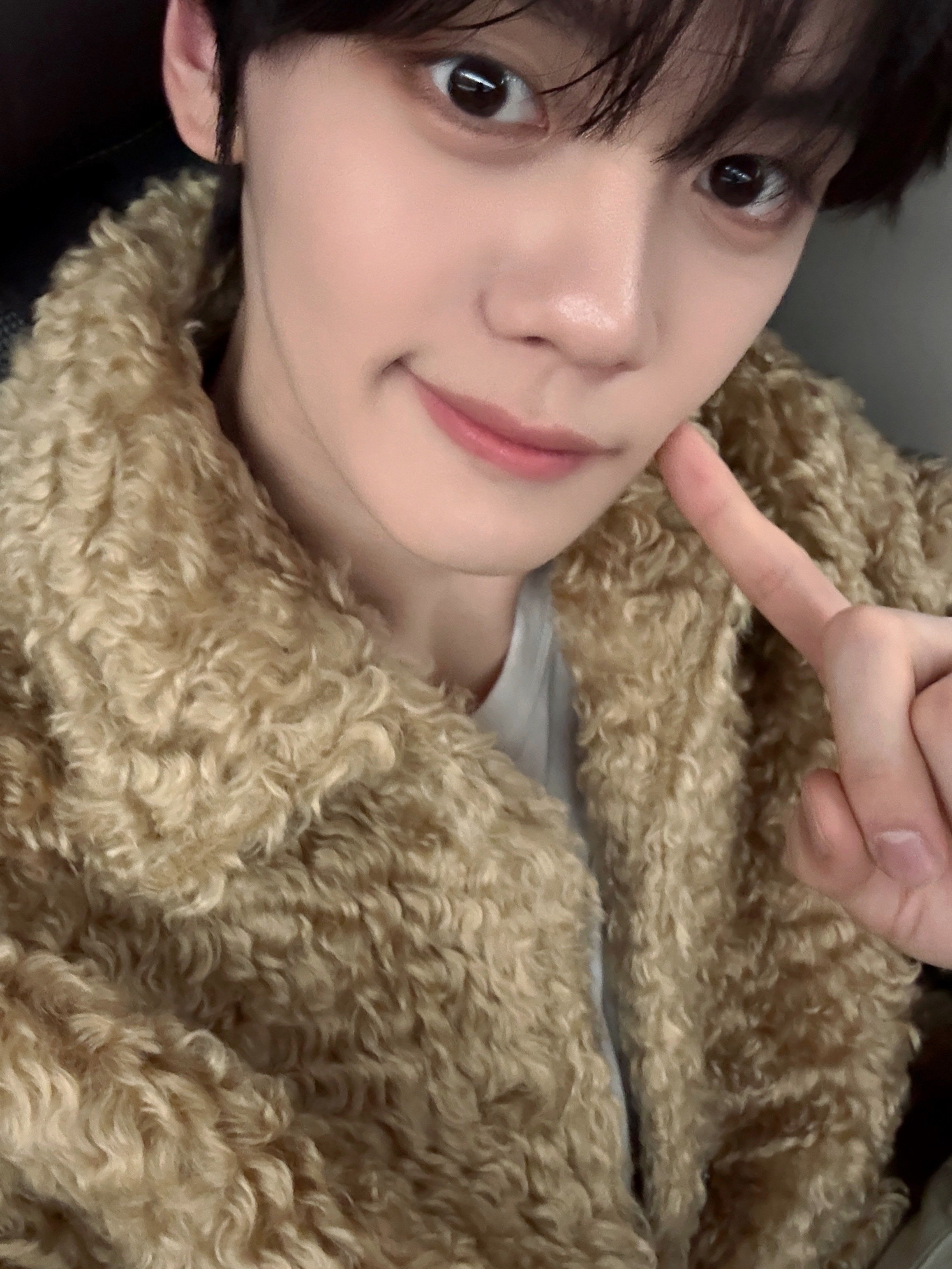 A moment captured by Kim Gyuvin (ZEROBASEONE)'s fan