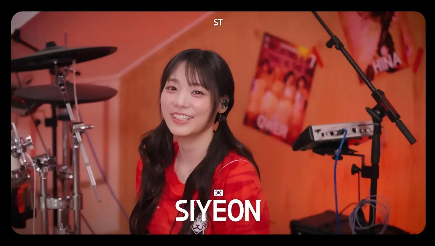 Recent activity shot of Siyeon (QWER)