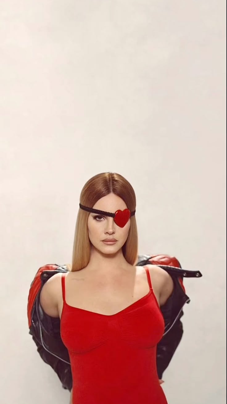 Behind-the-scenes cut of Lana del Rey