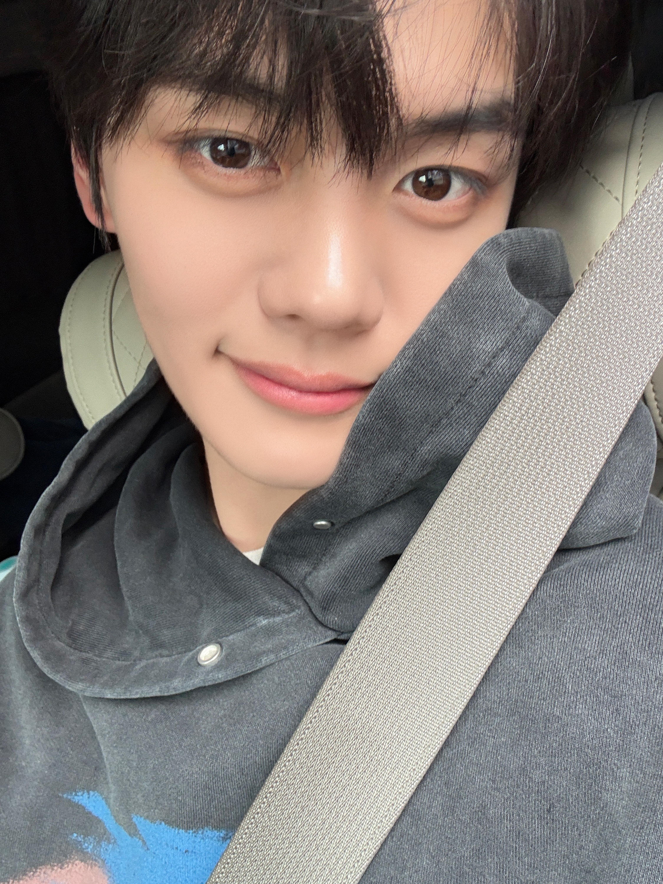 Behind-the-scenes cut of Kim Gyuvin