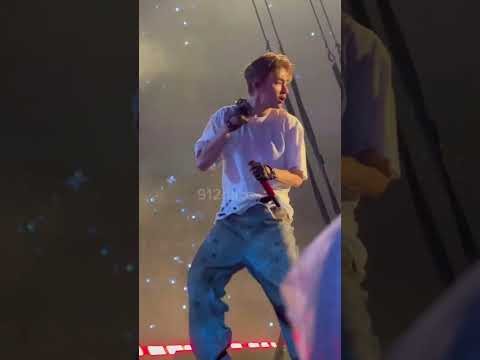 뷔 (방탄소년단)의 최신 사진