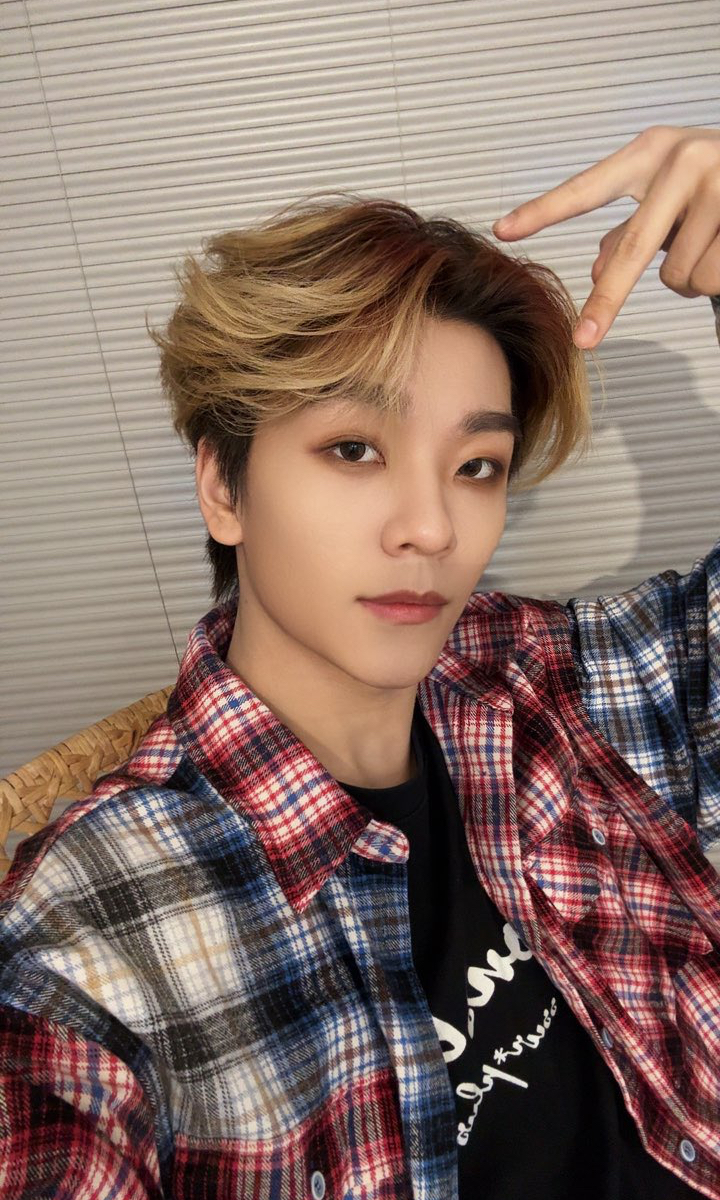 A heartfelt wallpaper shared by He Xinlong (ALPHA DRIVE ONE)'s fans