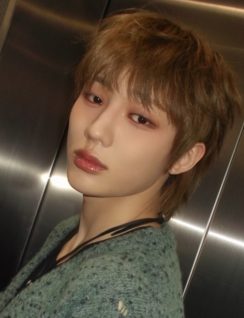 Behind-the-scenes cut of Junhyeok (TNX)