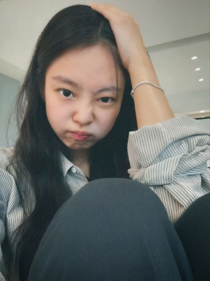 Recent activity shot of Jennie (BLACKPINK)