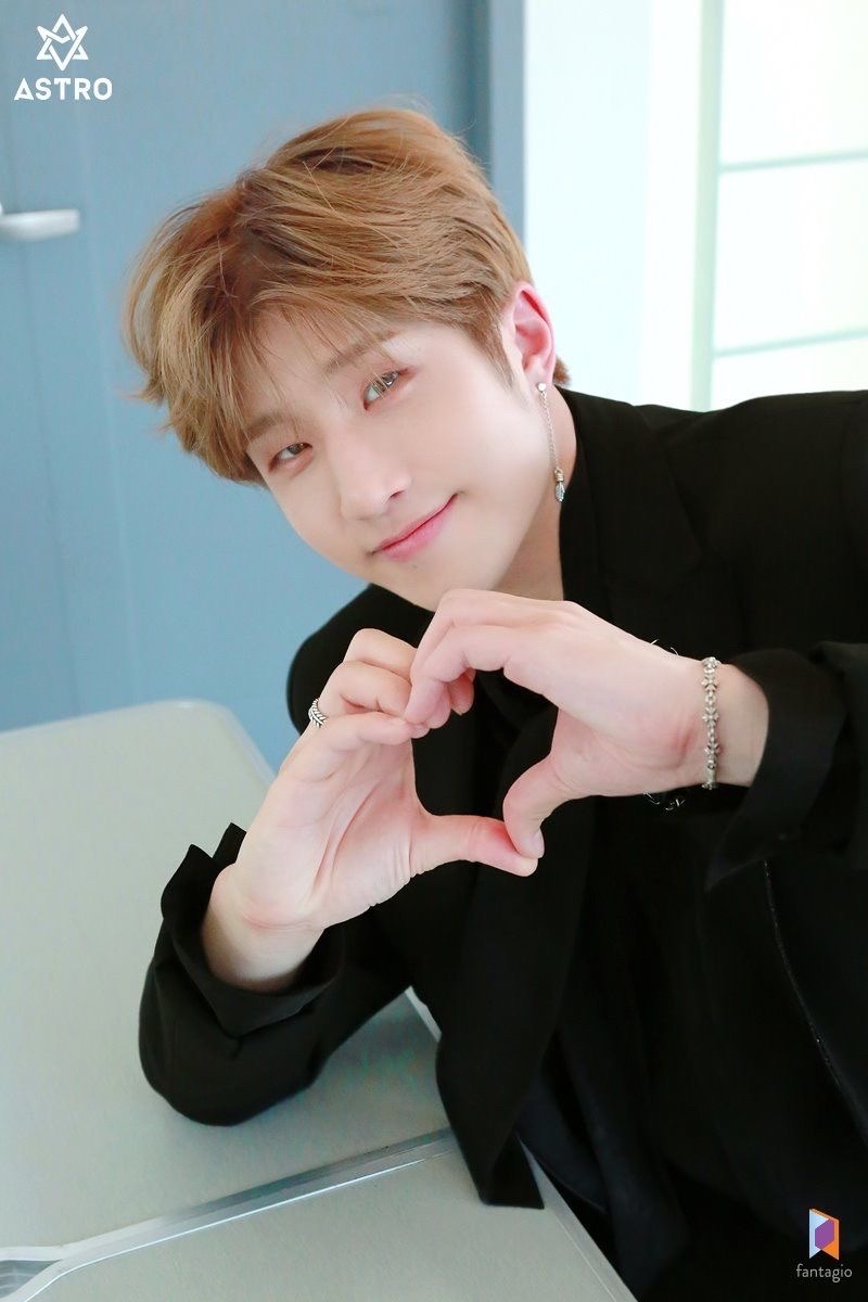 A moment captured by Jinjin (ASTRO)'s fan