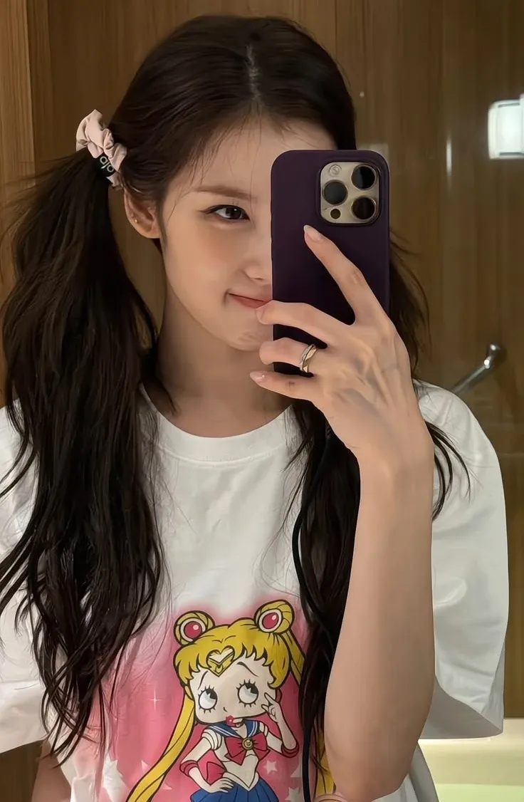 Foto aktivitas terbaru Sana (TWICE)