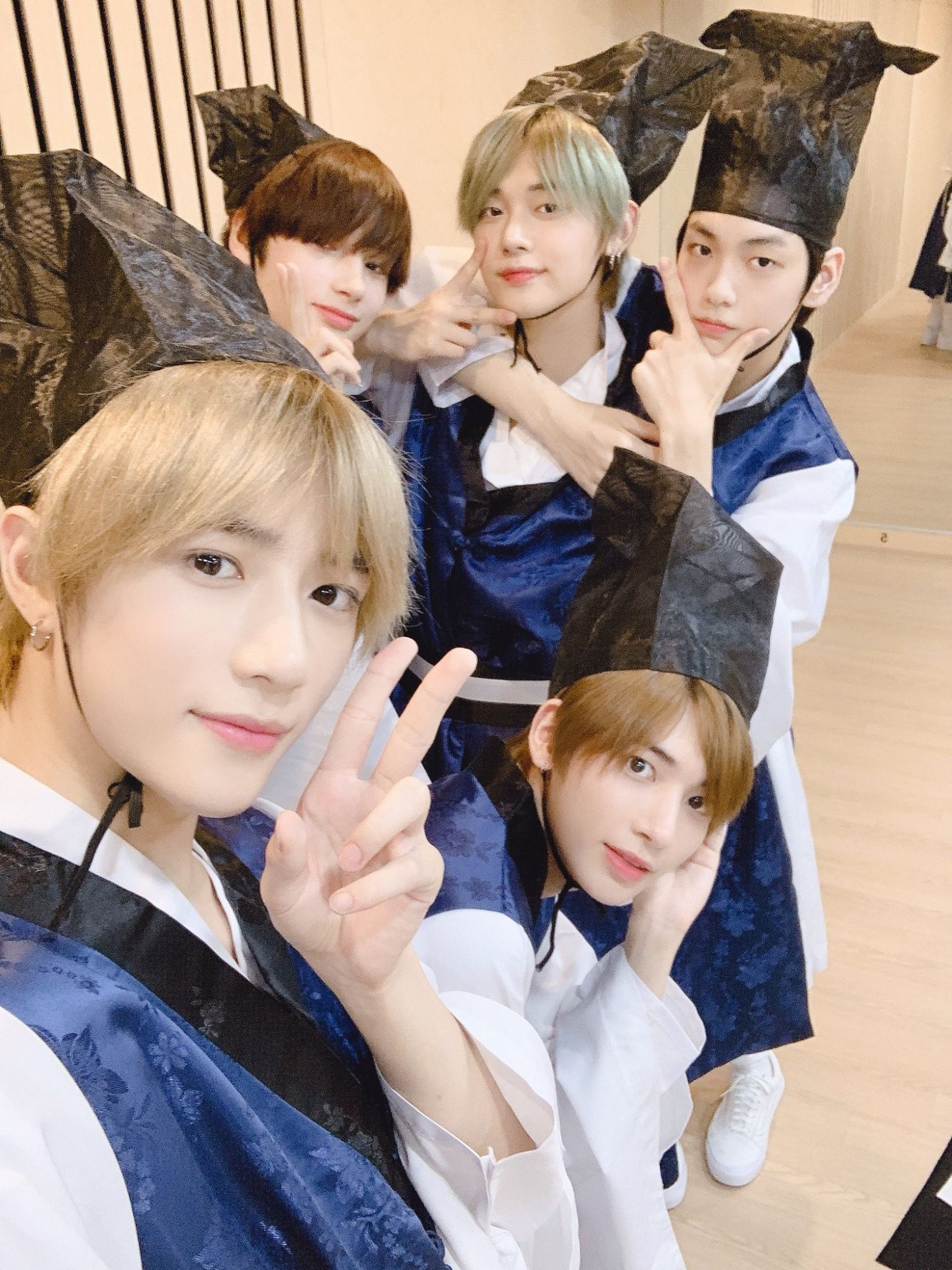 Momen yang diabadikan oleh penggemar TOMORROW X TOGETHER