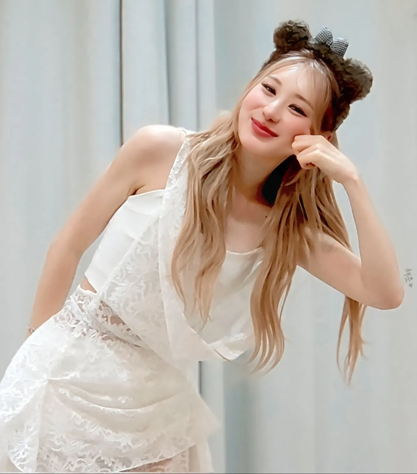 A moment captured by Lee Chaeyeon's fan
