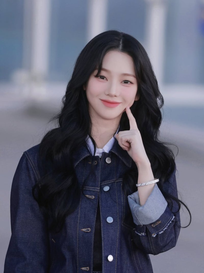 Recent activity shot of Karina (aespa)