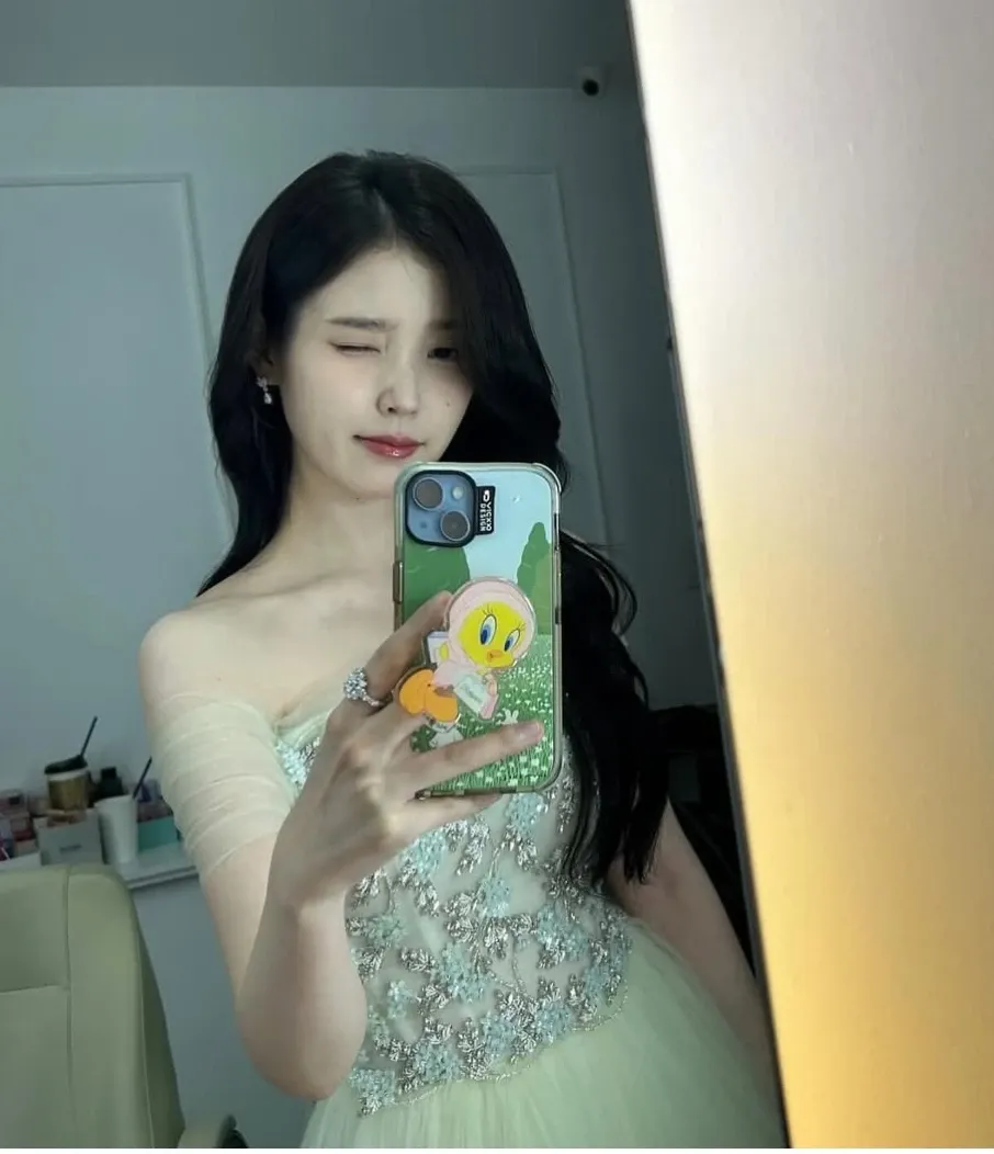 Behind-the-scenes cut of IU