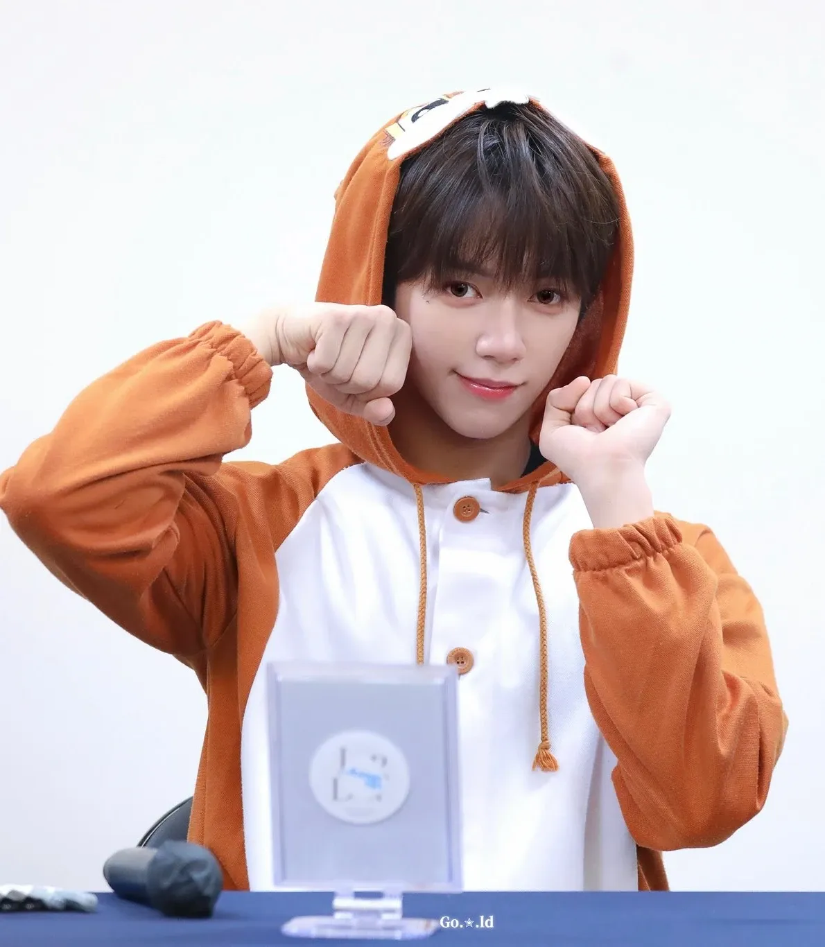 A moment captured by JL (AHOF)'s fan