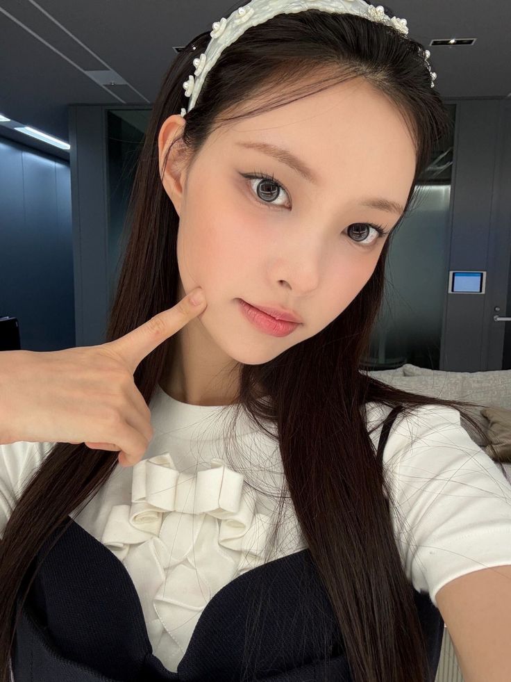 Today's most popular wallpaper in the Yunah (ILLIT) community