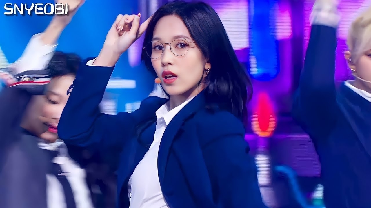 Behind-the-scenes cut of Momo (TWICE)