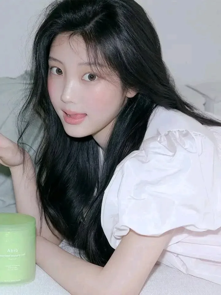Recent activity shot of Wonhee (ILLIT)