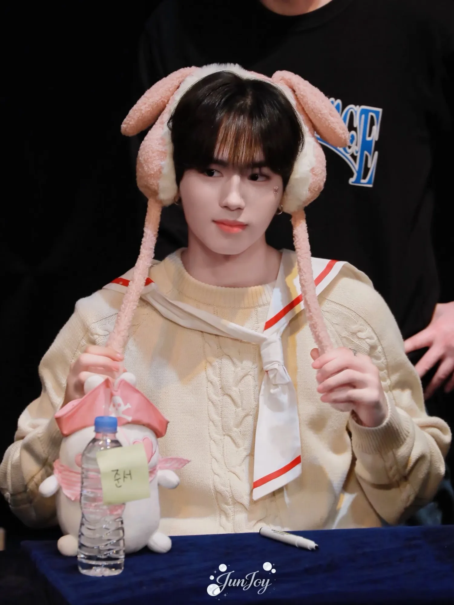 Behind-the-scenes cut of Kim Junseo (ALPHA DRIVE ONE)