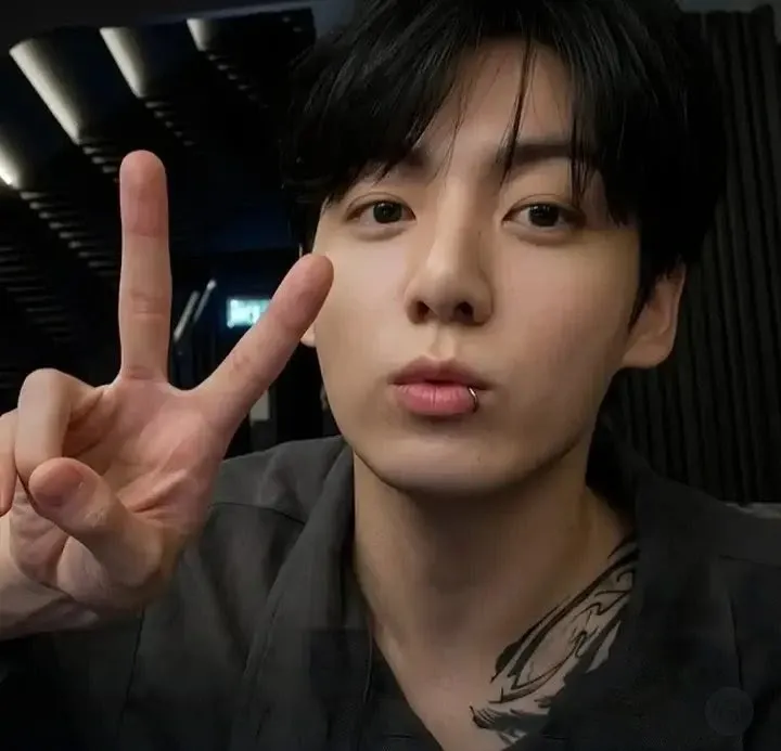 Foto aktivitas terbaru Jungkook (BTS)