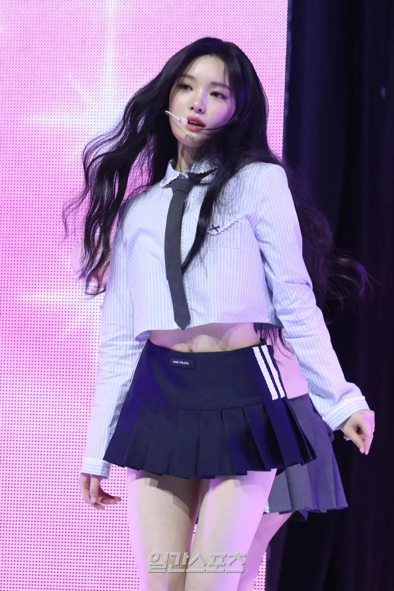 A moment captured by Yuha (Hearts2Hearts)'s fan
